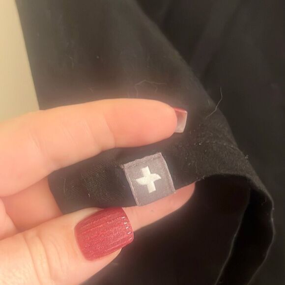 ✨Figs Nala Shortsleeve Black Sz Medium ScrubPolo✨ - Picture 8 of 10